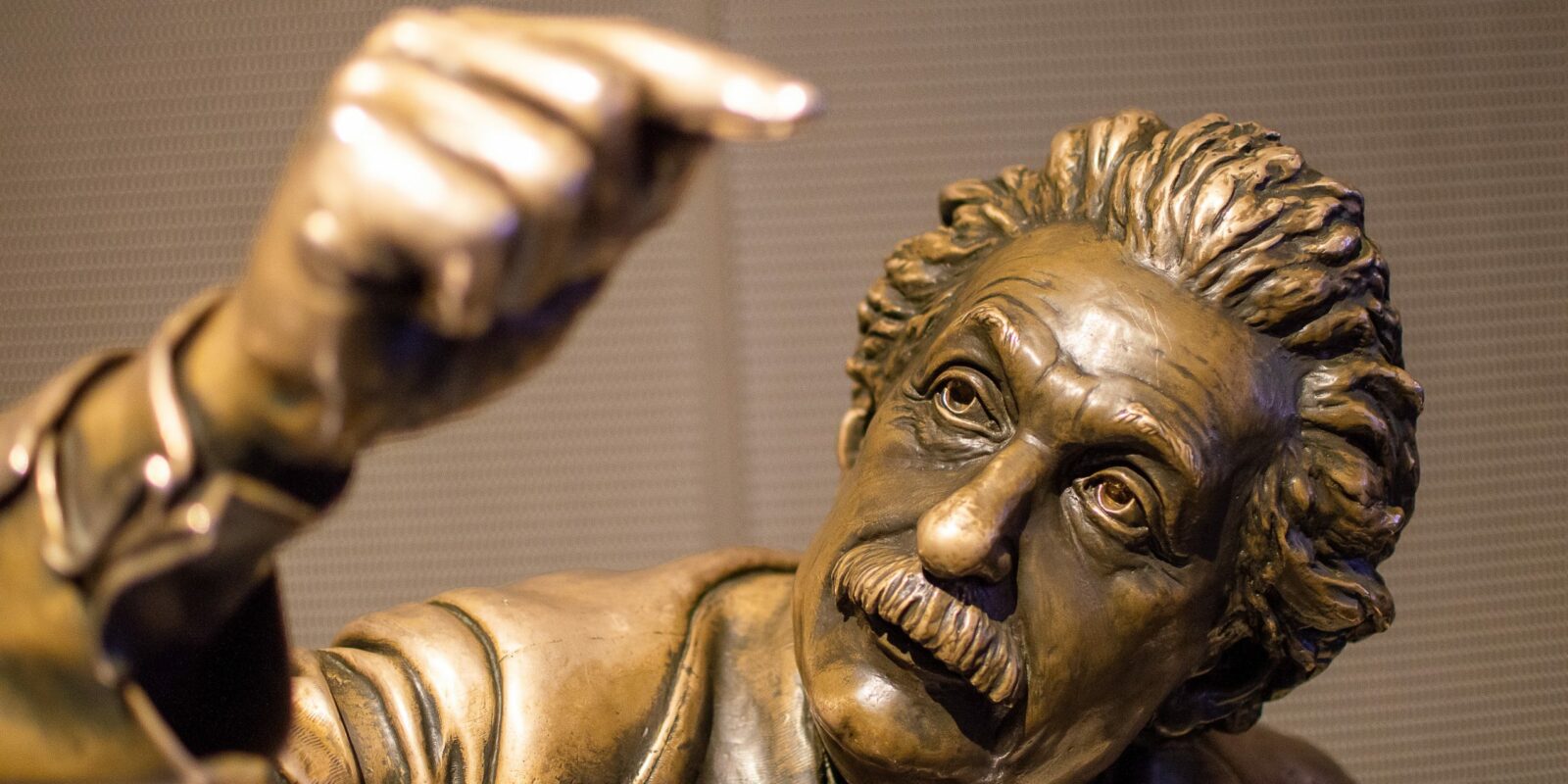 A statue of Einstein at the Griffith Observatory. Photo by Crisoforo Gaspar Hernandez (https://unsplash.com/photos/xbFD61FLofk).